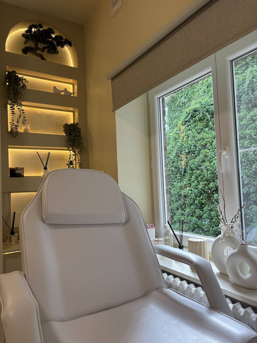 Fauteuil de soin devant les niches éclairées