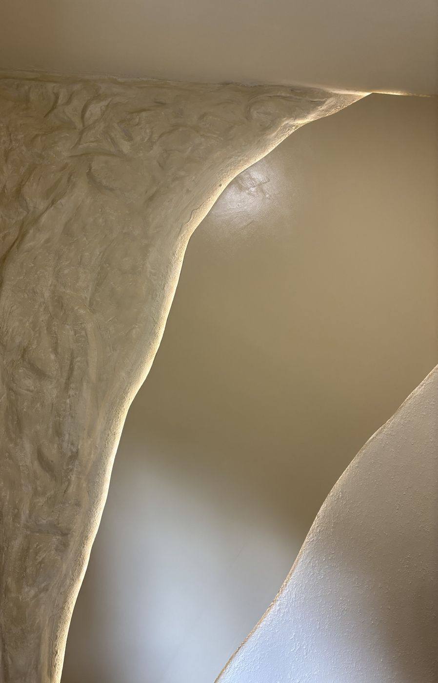Mur en plâtre sculpté rétroéclairé