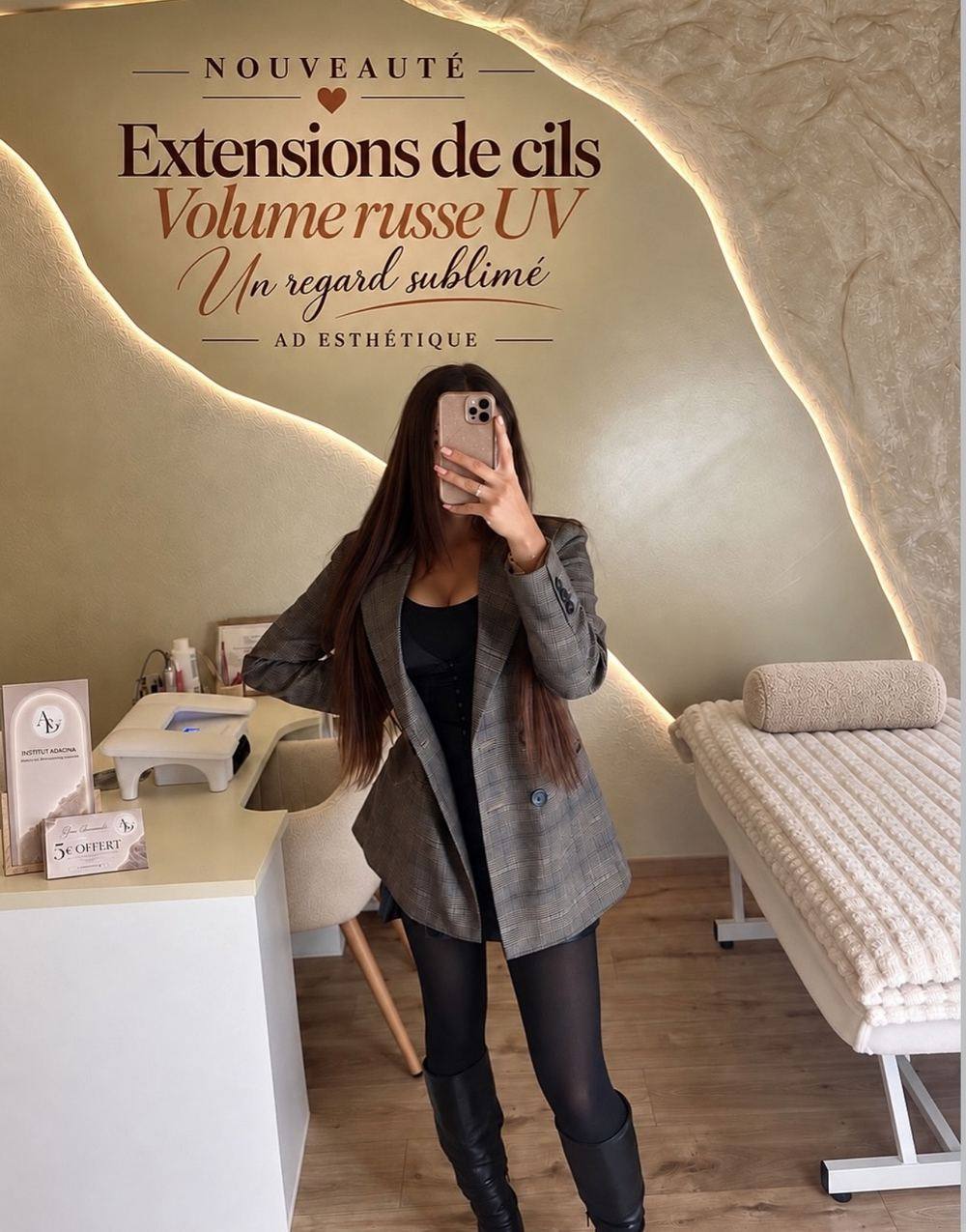 Annonce des extensions de cils volume russe UV dans l'institut
